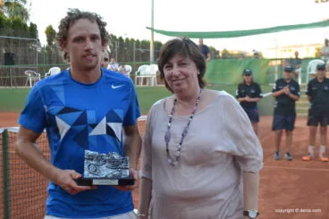 Maverick Banes recogiendo trofeo a manos de Pepa Font