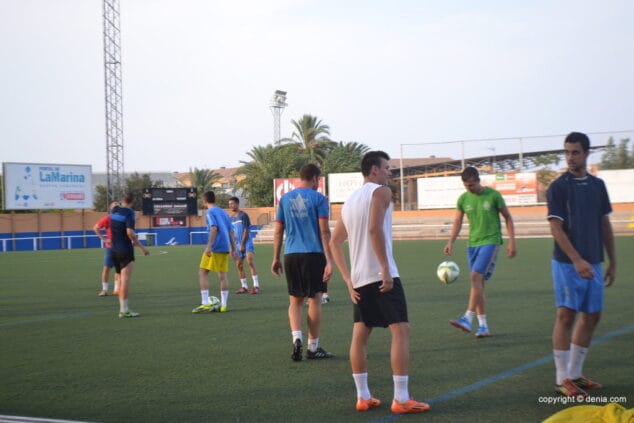 Michael Tomás trabajando con el resto de compañeros