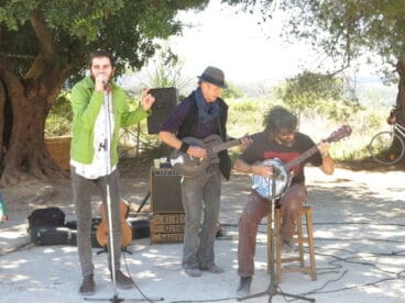 Música en directo en el Mercat del Riu Rau