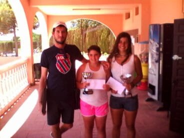 Neus Ramos contenta con su trofeo