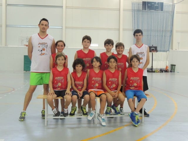 Finalizó el Campus de Verano de Baloncesto del Dénia Básquet con una participación de 128 niños 2 Quique García con su Grupo