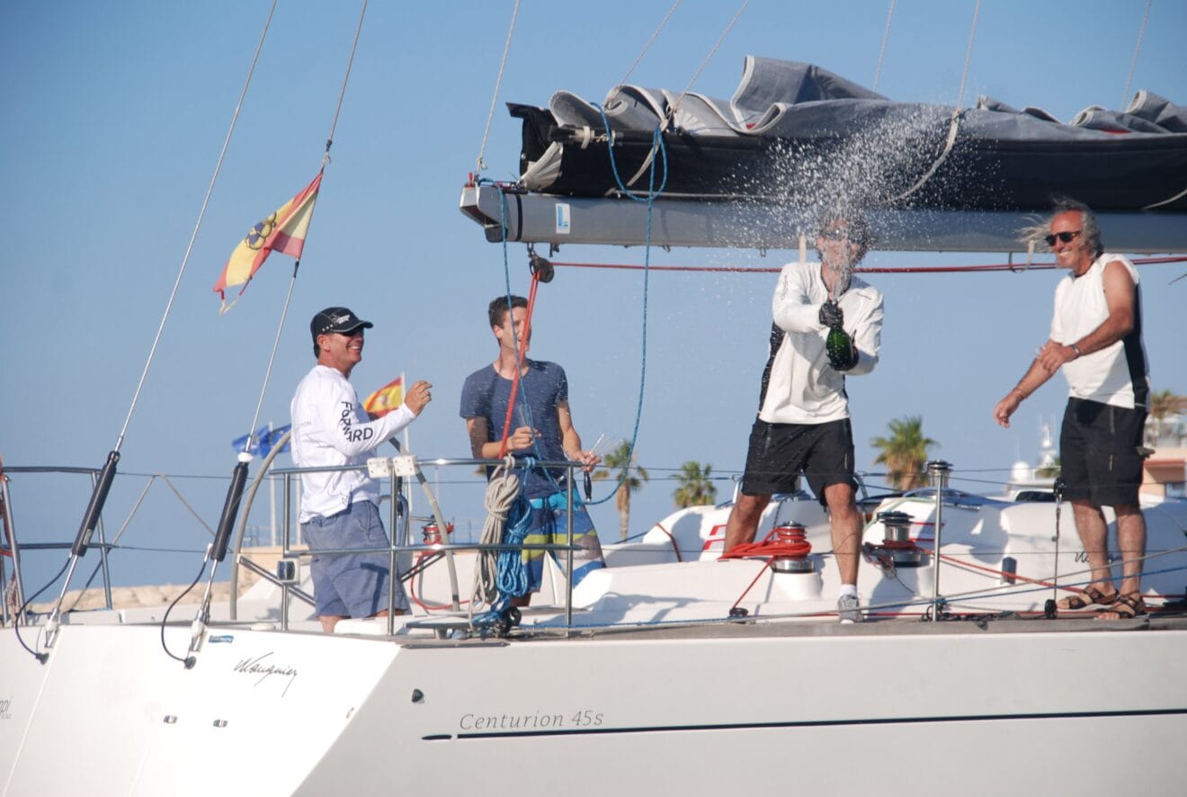 La tripulación del Scampi brindando por el triunfo