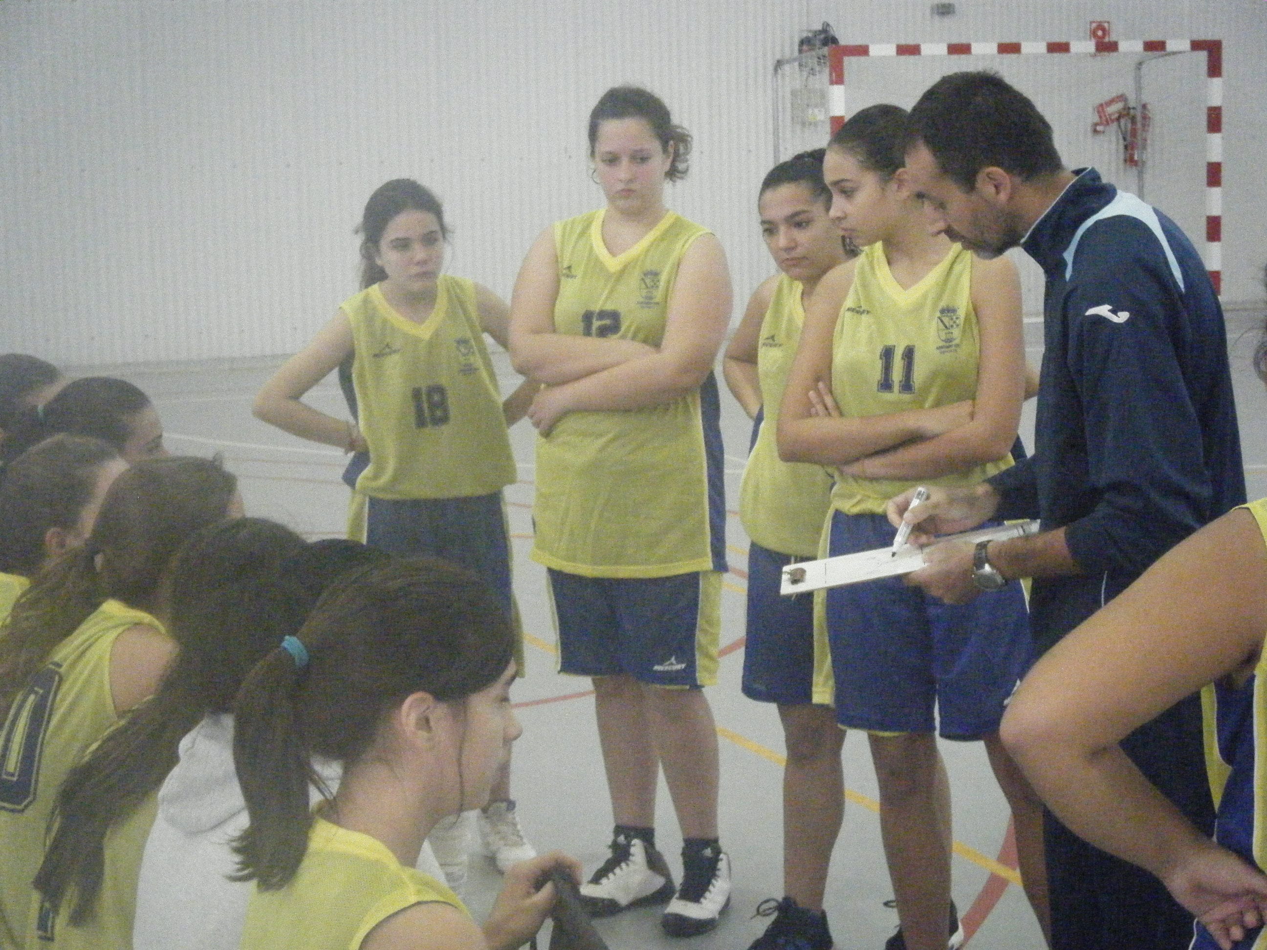 Cinco equipos del Dénia Básquet jugarán la fase de ascenso de Pretemporada 1 El Dénia Básquet Cadete Femenino durante un tiempo muerto