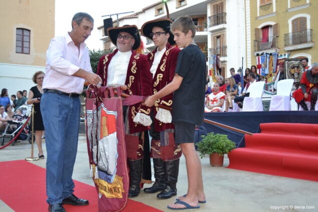 10 Imposición de corbatines a los estandartes