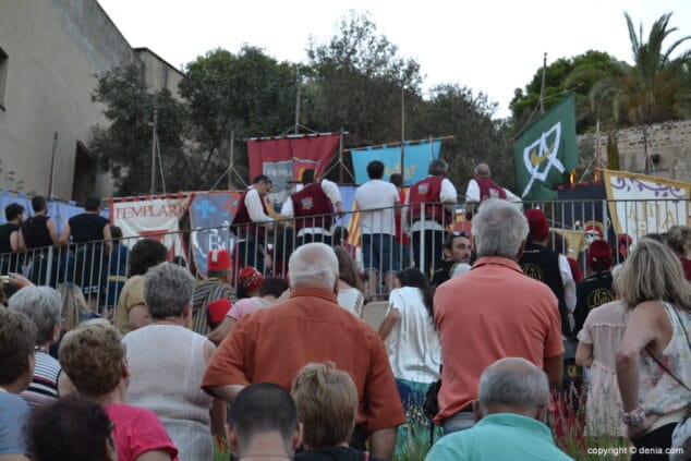 16 Izada de estandartes