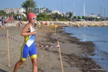 Ana Gomis entrando en el mar