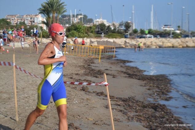 Jesús Gomar fue el vencedor del I Acuatlón de Dénia 7 Ana Gomis entrando en el mar