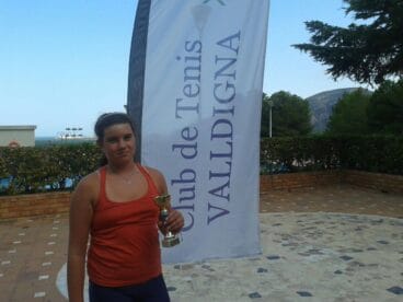 Andrea Redondo con su trofeo de fianlista