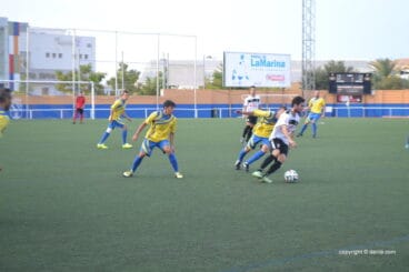 Ayoze trata de frenar al jugador del Muro