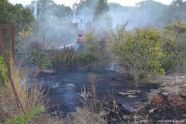 Bombero refrescando la zona del incendio