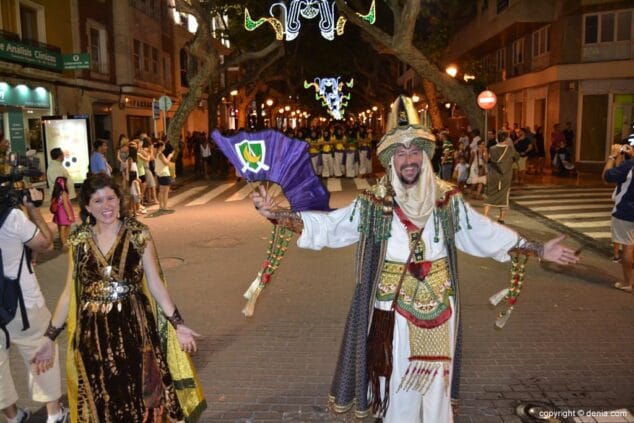 Capitan y abanderada en la parada mora