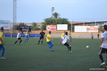 David Cardona y Ferrán luchando en el centro del campo