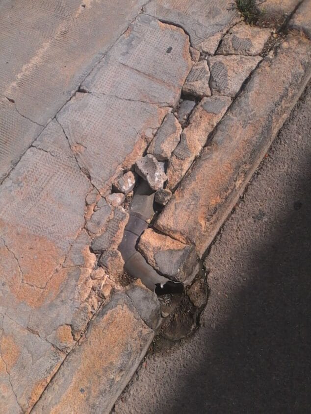 Desperfecto en aceras de Lea Roques