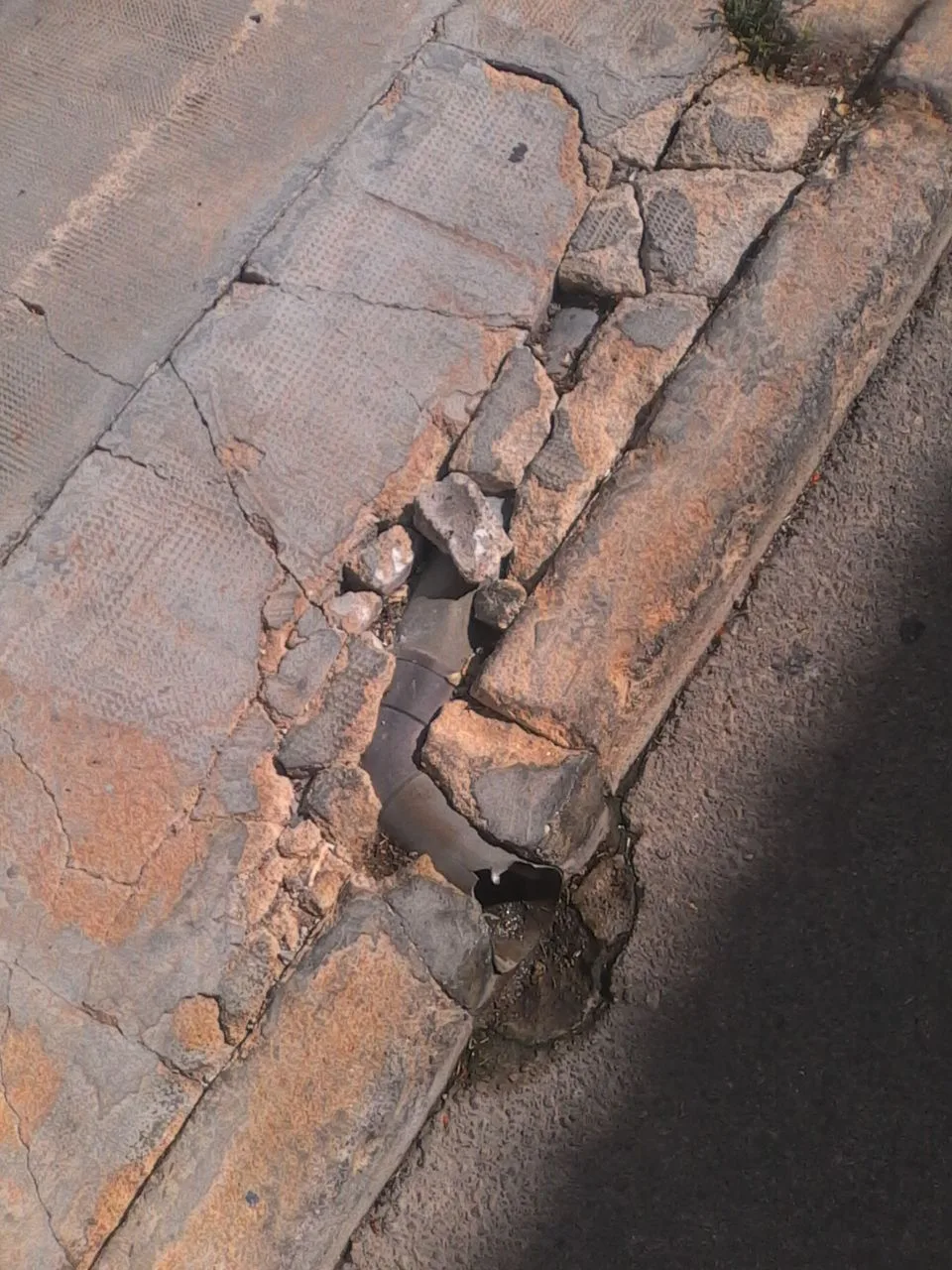 Desperfecto en aceras de Lea Roques