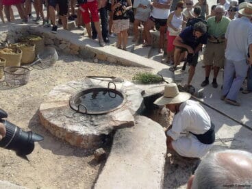Escaldà de la Pansa 2014, hombre enciende las brasas