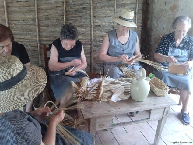 Escaldà de la Pansa 2014 señoras trabajando la Llata