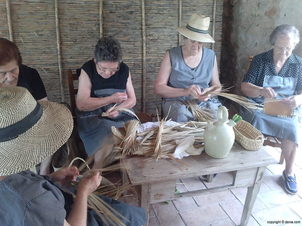 Escaldà de la Pansa 2014, señoras trabajando la Llata