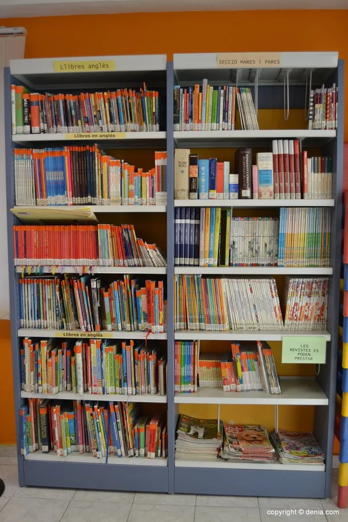 Estantería de cuentos en la Biblioteca Infantil de Dénia