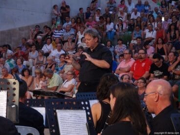 Frank de Vuyst dirige a la banda de Dénia