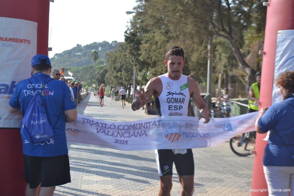 Jesús Gomar fue el vencedor del I Acuatlón de Dénia 1 Jesús Gomar entrando en meta