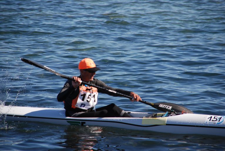 Juan Carlos Pérez con su kayak de mar