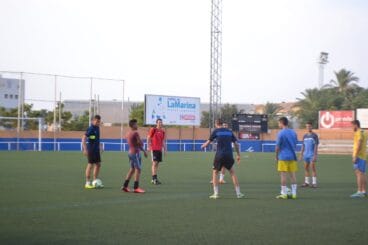 Jugadores del CD. Dénia entrenando