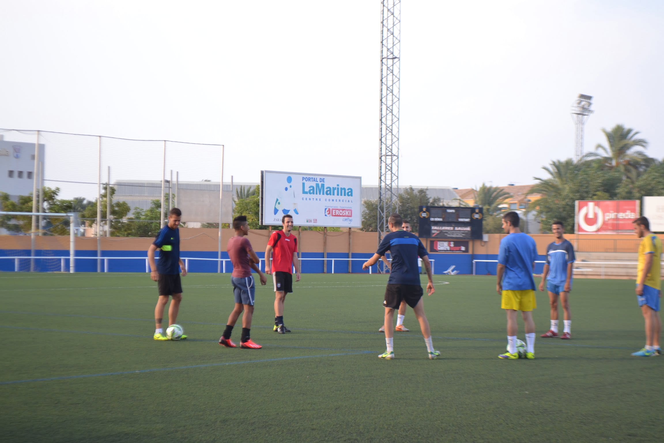 El CD. Dénia confirma un partido amistoso ante el CD. Benidorm 1 Jugadores del CD. Dénia entrenando