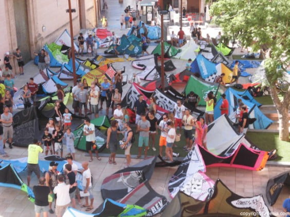 Manifestación kite en Dénia