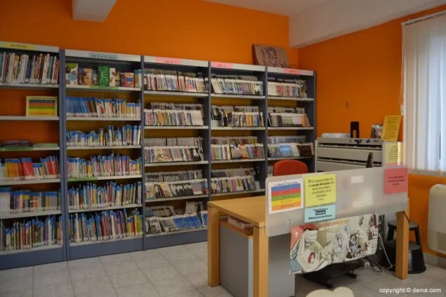 Taulell de la biblioteca infantil de Dénia