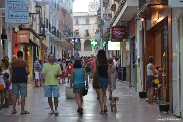 Turistas y visitantes agradecen la nueva edición de la Noche Abierta 1 Noche Abierta en Dénia Ambiente en la calle Cop