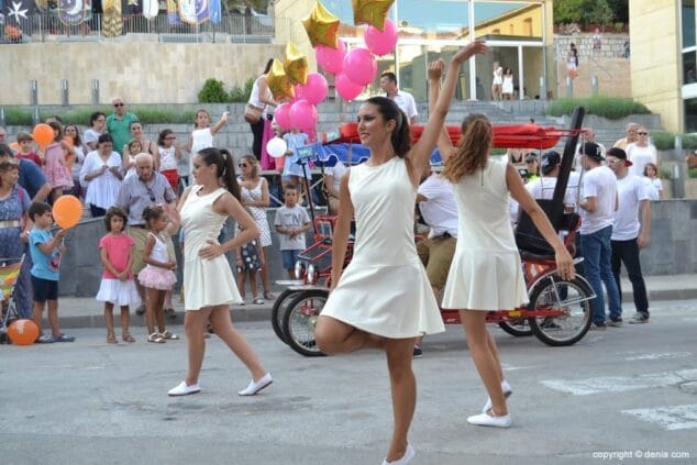 Turistas y visitantes agradecen la nueva edición de la Noche Abierta 2 Noche Abierta en Dénia Bailarinas