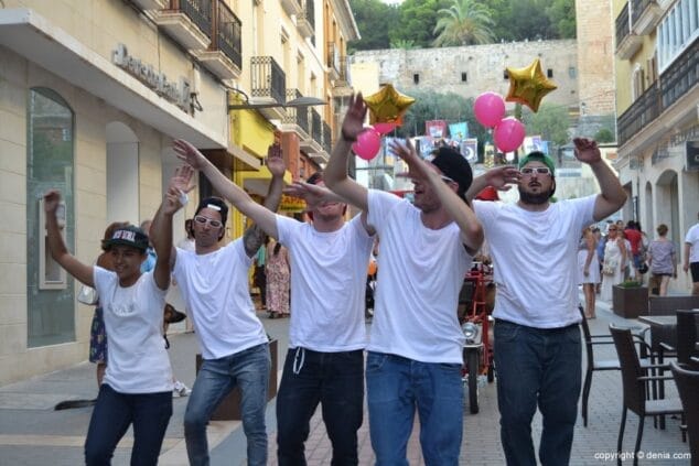 Turistas y visitantes agradecen la nueva edición de la Noche Abierta 3 Noche Abierta en Dénia Bailarines