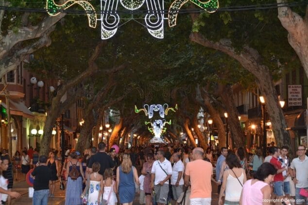 Turistas y visitantes agradecen la nueva edición de la Noche Abierta 4 Noche Abierta en Dénia Calle Campos