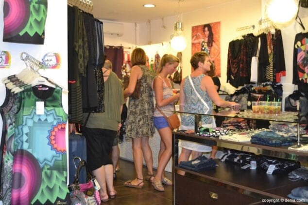 Turistas y visitantes agradecen la nueva edición de la Noche Abierta 6 Noche Abierta en Dénia Compras en Dénia