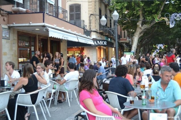 Turistas y visitantes agradecen la nueva edición de la Noche Abierta 8 Noche Abierta en Dénia Terrazas llenas
