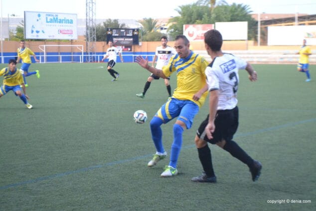 Panucci controla el balón ante un defensor del Muro