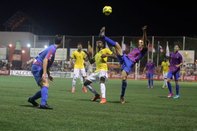 Pepelu pugna por el balón con jugadores brasileños