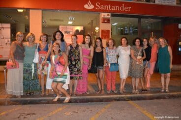 Público en la parada de la capitanía mora