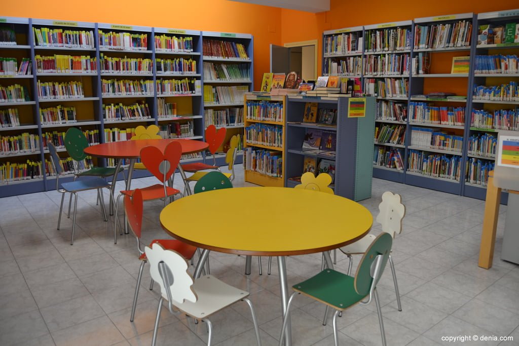 Sala de lectura de la biblioteca infantil de Dénia