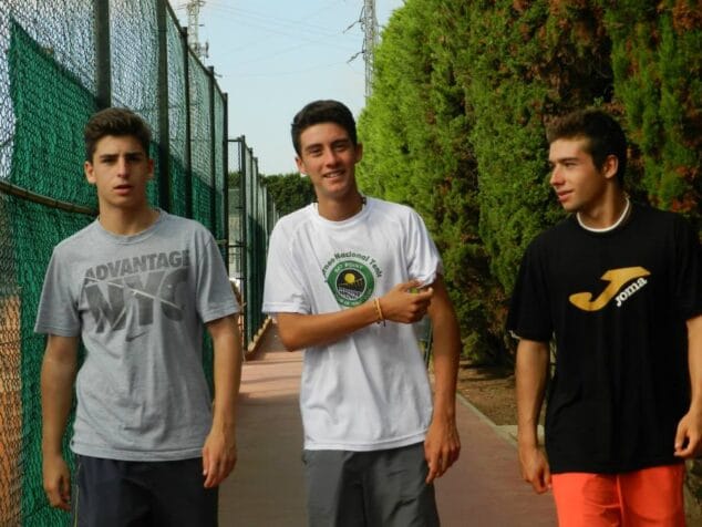 Sergi Pérez en el centro en su estancia en Barcelona