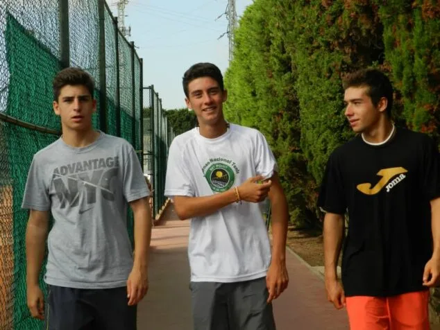 Sergi Pérez en el centro en su estancia en Barcelona