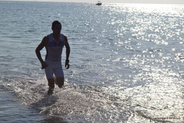 Jesús Gomar fue el vencedor del I Acuatlón de Dénia 8 Sergio Alberola saliendo del mar1