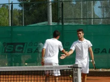 Sergio Pérez y Marcos Sanz se felicitan tras conseguir un punto