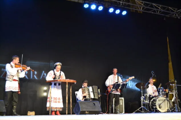 El grupo Bielorruso 'Talaka' inauguró ante 2.000 personas la Mostra de Dansa Folklòrica 2 02 XXIII Mostra Internacional de Dansa Folklòrica Grupo Talaka
