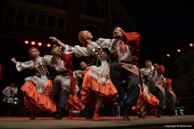 El grupo Bielorruso 'Talaka' inauguró ante 2.000 personas la Mostra de Dansa Folklòrica 3 03 XXIII Mostra Internacional de Dansa Folklòrica Actuación del grupo Talaka