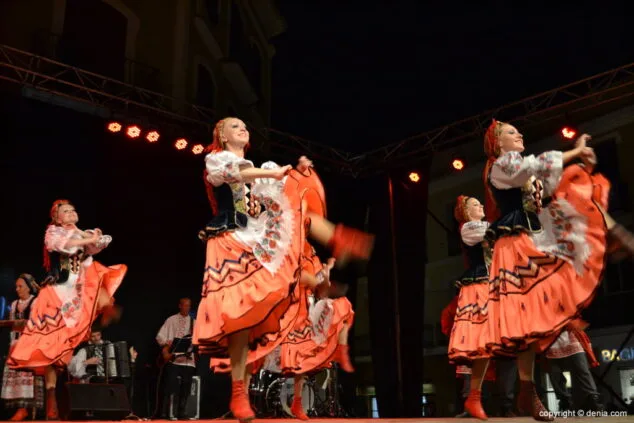 El grupo Bielorruso 'Talaka' inauguró ante 2.000 personas la Mostra de Dansa Folklòrica 6 06 XXIII Mostra Internacional de Dansa Folklòrica Danzas del grupo Talaka
