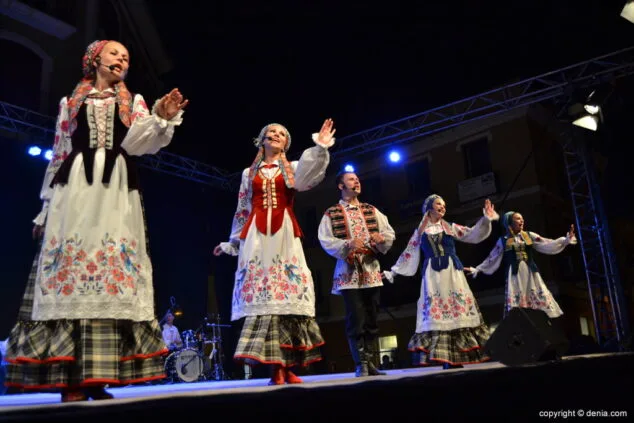 El grupo Bielorruso 'Talaka' inauguró ante 2.000 personas la Mostra de Dansa Folklòrica 7 07 XXIII Mostra Internacional de Dansa Folklòrica Cánticos del grupo Talaka