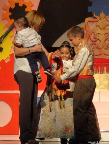 Presentación infantil Les Roques 2015 – Imposición de banda a Gabriela