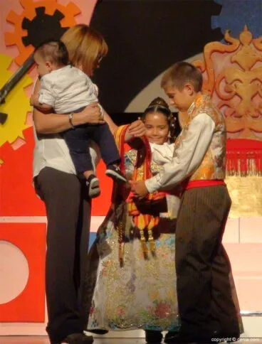 Presentación infantil Les Roques 2015 – Imposición de banda a Gabriela