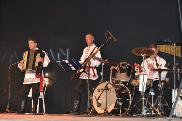 El grupo Bielorruso 'Talaka' inauguró ante 2.000 personas la Mostra de Dansa Folklòrica 10 10 XXIII Mostra Internacional de Dansa Folklòrica Música en directo